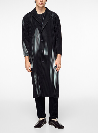 Homme Pliss&eacute; Issey Miyake Black In The Shadow long pleated jacket for men