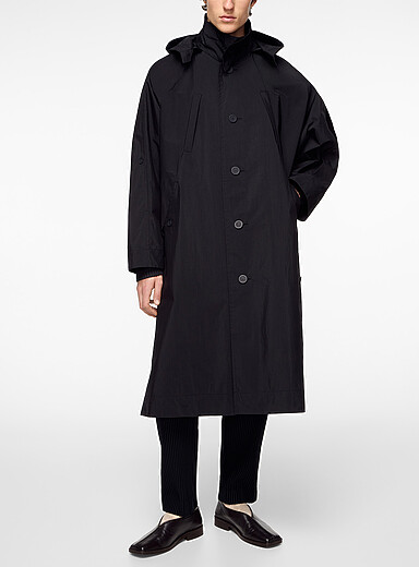 Homme Pliss&eacute; Issey Miyake: Le manteau surdimensionn&eacute; &agrave; capuche toile craquante Noir pour homme