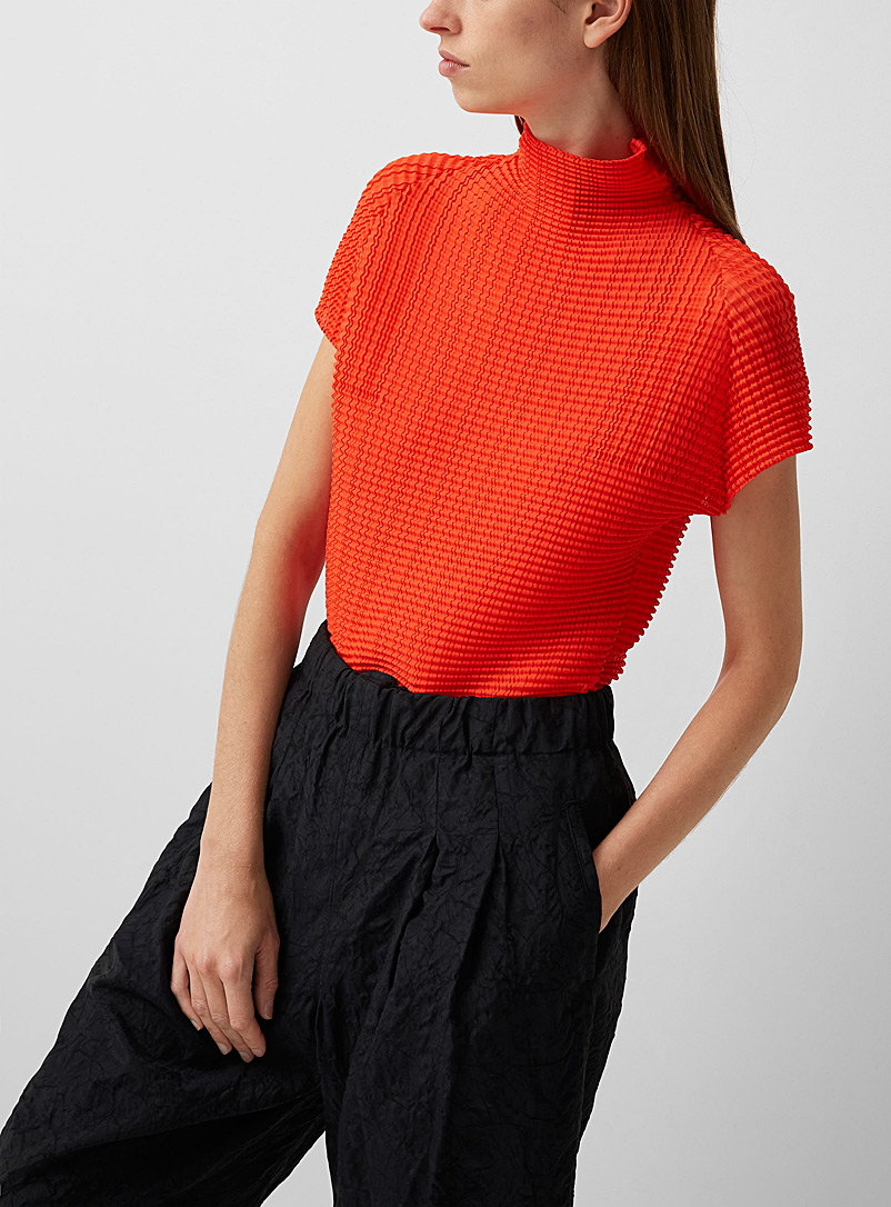 Issey Miyake: Le haut manches cape Wooly Pleats rouge Rouge pour femme