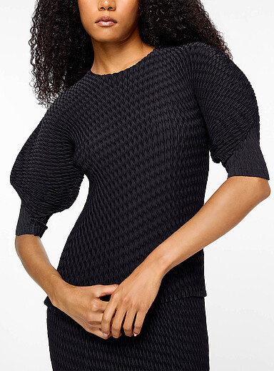 Issey Miyake: La blouse pliss&eacute;e chevron manches gigot Noir pour femme