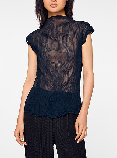 Issey Miyake: La camisole col montant Chiffon Twist Bleu marine - Bleu nuit pour femme
