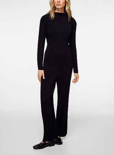 Issey Miyake: Le pantalon jambe droite &agrave; plis Hatching Noir pour femme