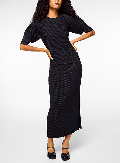 Issey Miyake: La jupe midi pliss&eacute;e chevron &agrave; fente Noir pour femme