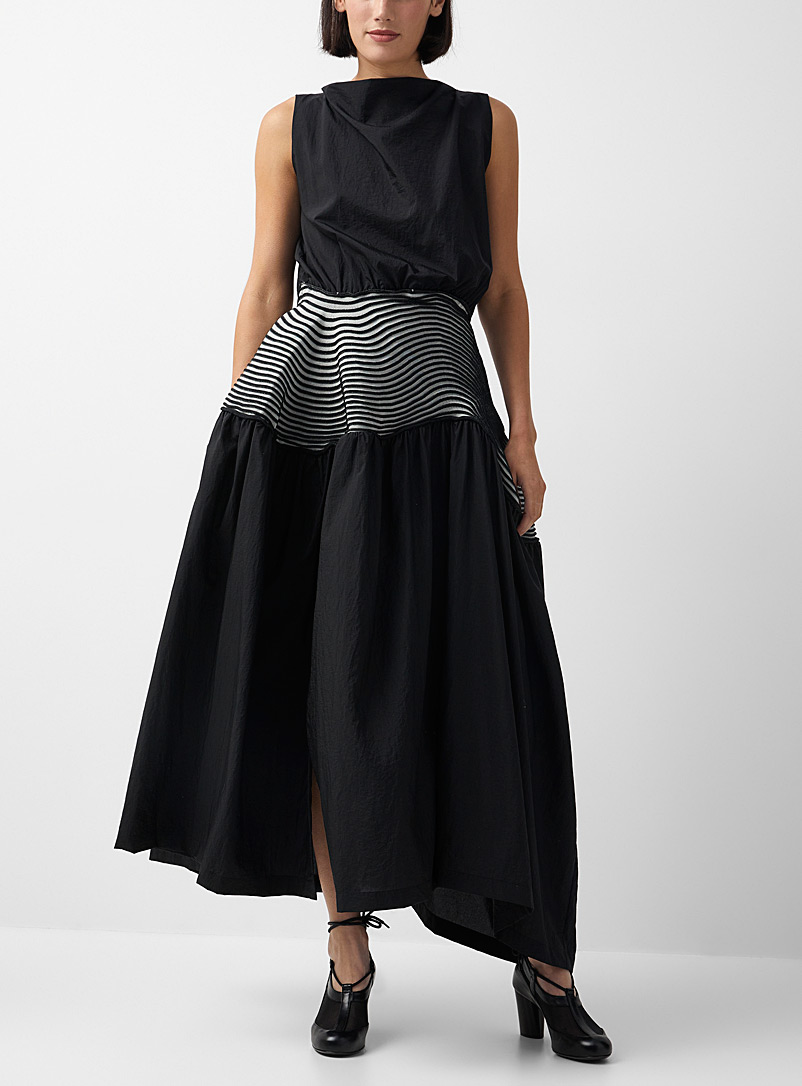 Issey Miyake: La robe noire Winding Solid Noir pour femme