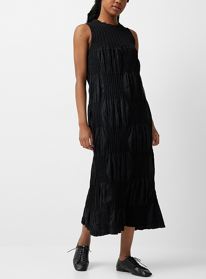 Issey Miyake: La robe Wrinkled Blocks Noir pour femme