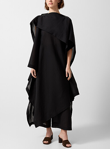 Issey Miyake: La robe carr&eacute;e d&eacute;structur&eacute;e Noir pour femme