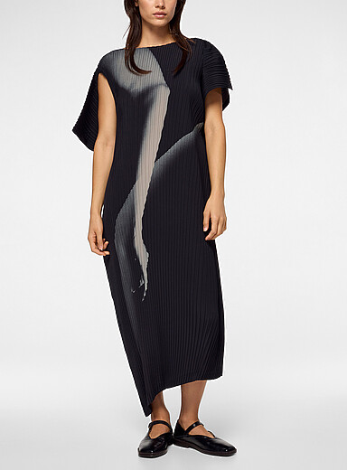 Issey Miyake: La robe midi asym&eacute;trique pliss&eacute;e Hands of Lovers Noir pour femme