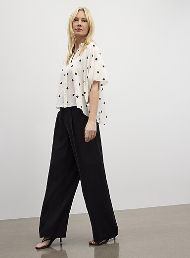 Le pantalon soyeux &agrave; plis <b>Coupe : jambe large, taille haute</b>