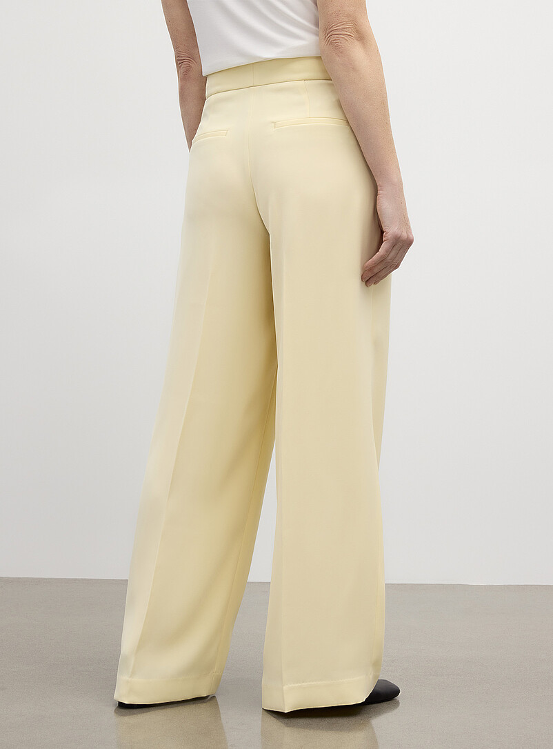 Contemporaine: Le pantalon soyeux &agrave; plis <b>Coupe : jambe large, taille haute</b> Jaune ma&iuml;s - Vanille pour femme