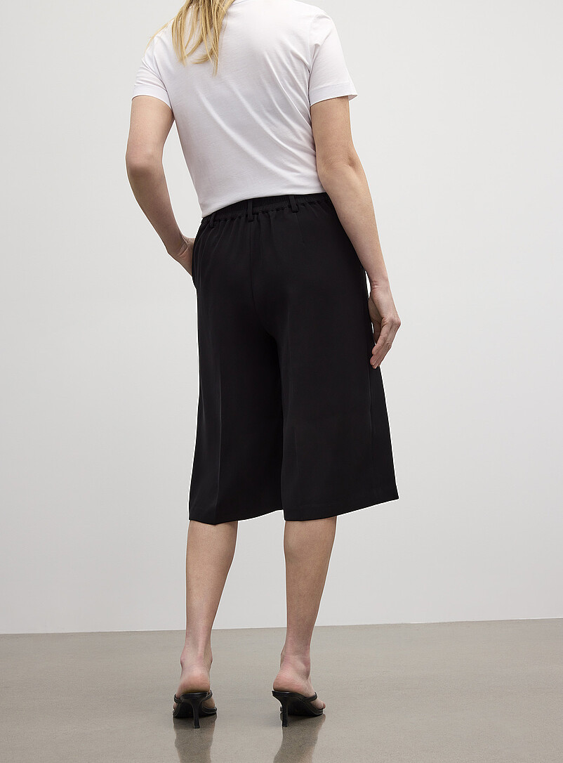 Contemporaine: Le long bermuda soyeux &agrave; plis <b>Coupe : jambe large, taille haute</b> Noir pour femme