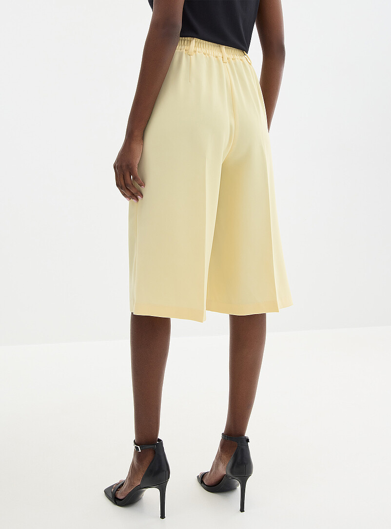 Contemporaine: Le long bermuda soyeux &agrave; plis <b>Coupe : jambe large, taille haute</b> Noir pour femme