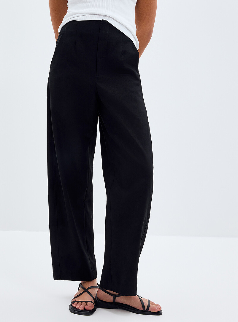 Contemporaine: Le pantalon lin-coton noir <b>Coupe : jambe ballon, taille haute</b> Noir pour femme