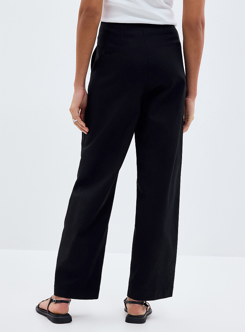 Contemporaine: Le pantalon lin-coton noir <b>Coupe : jambe ballon, taille haute</b> Noir pour femme