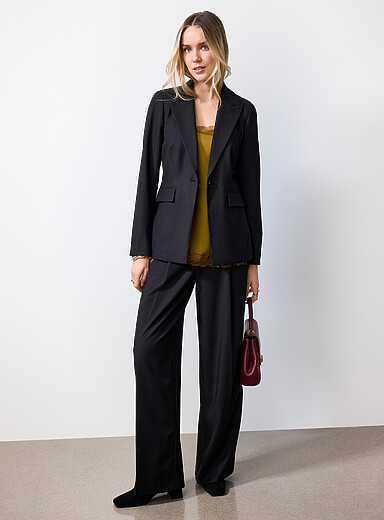 Le pantalon &agrave; plis laine l&eacute;g&egrave;re <b>Coupe : jambe large, taille haute</b>