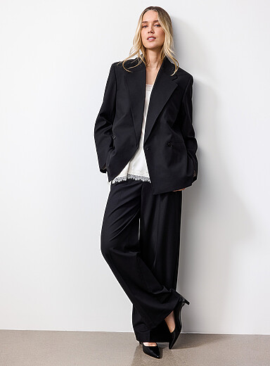 Le pantalon Universel laine l&eacute;g&egrave;re <b>Coupe : jambe semi-ajust&eacute;e, taille mi-haute</b>