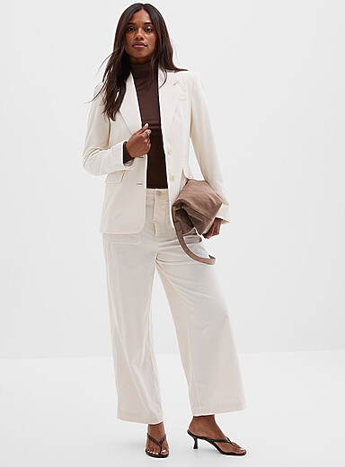 Contemporaine: Le pantalon &eacute;court&eacute; velours c&ocirc;tel&eacute; <b>Coupe : jambe large, taille haute</b> Blanc cass&eacute; pour femme