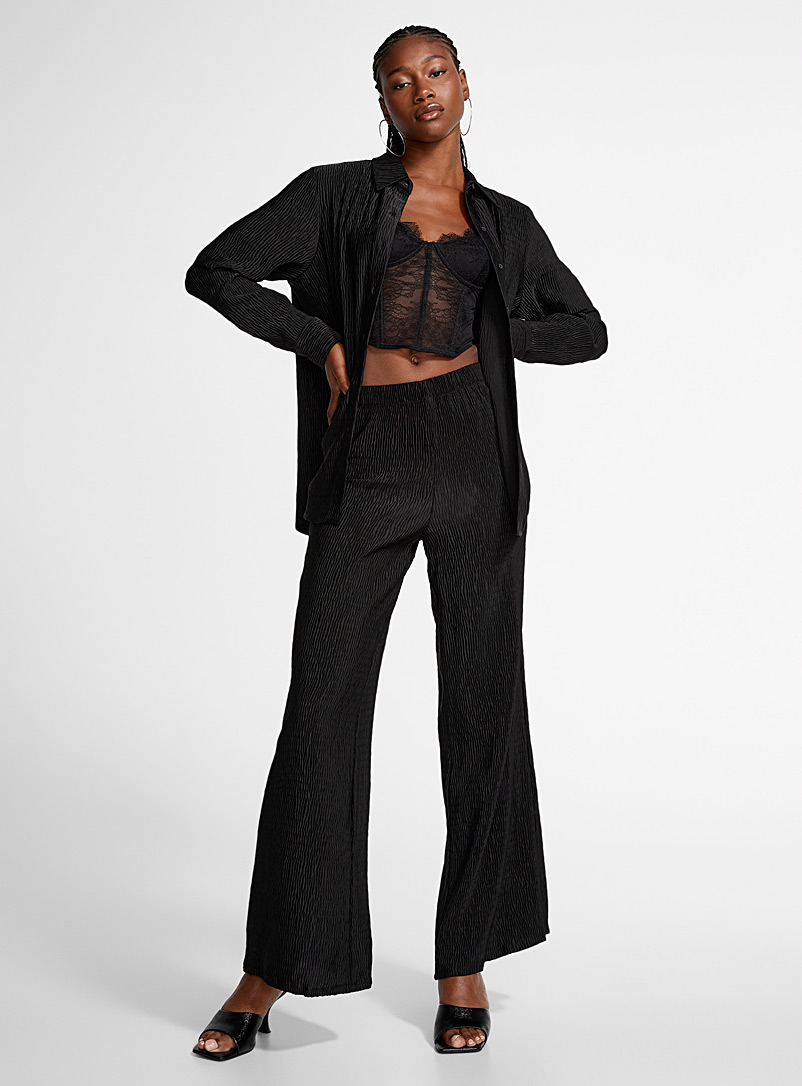 Icône: La chemise ample satin plissé Noir pour femme