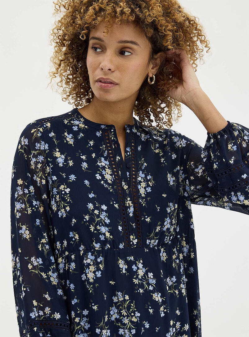 Contemporaine: La robe chiffon floral bordures crochet&eacute;es Bleu fonc&eacute; - Indigo pour femme