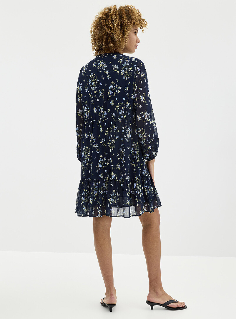 Contemporaine: La robe chiffon floral bordures crochet&eacute;es Bleu fonc&eacute; - Indigo pour femme