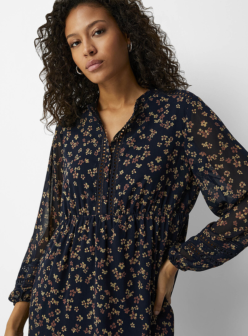 Contemporaine: La robe chiffon floral bordures crochet&eacute;es Bleu &agrave; motifs pour femme