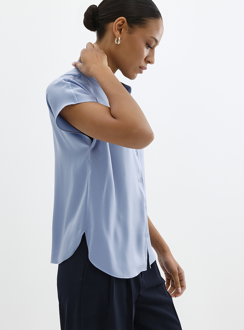 Contemporaine: La blouse &agrave; mancherons satin fluide Bleu p&acirc;le - Bleu ciel pour femme