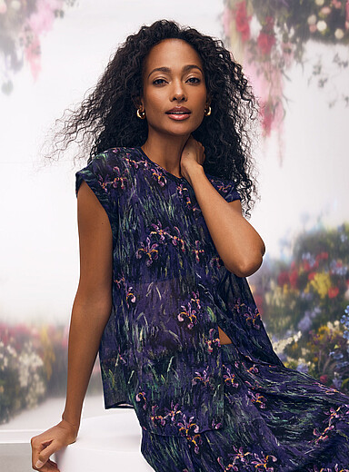 Contemporaine: La blouse chiffon iris impressionnistes <b>Collection En hommage &agrave; Claude Monet</b> Bleu &agrave; motifs pour femme