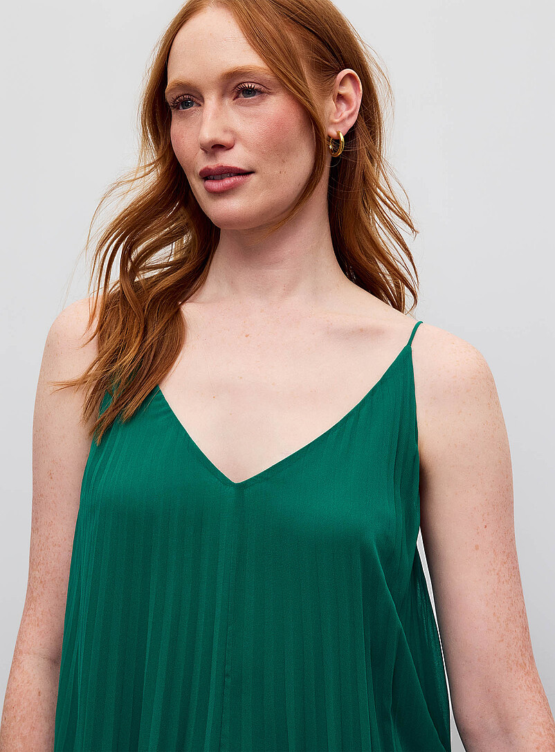 Contemporaine: La robe midi chiffon pliss&eacute; Vert bouteille - Sapin pour femme