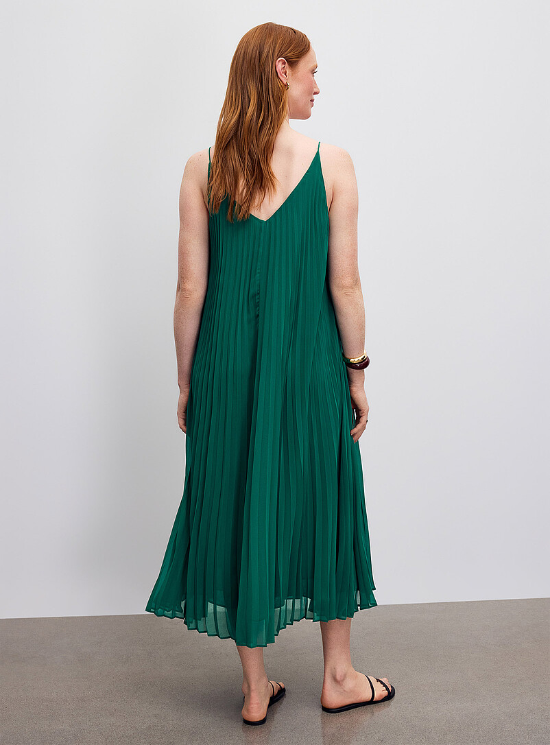 Contemporaine: La robe midi chiffon pliss&eacute; Vert bouteille - Sapin pour femme