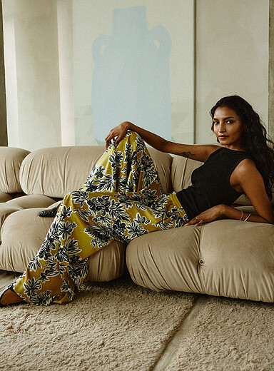 Le pantalon satin&eacute; esquisses florales <b>Coupe : jambe large, taille haute</b>