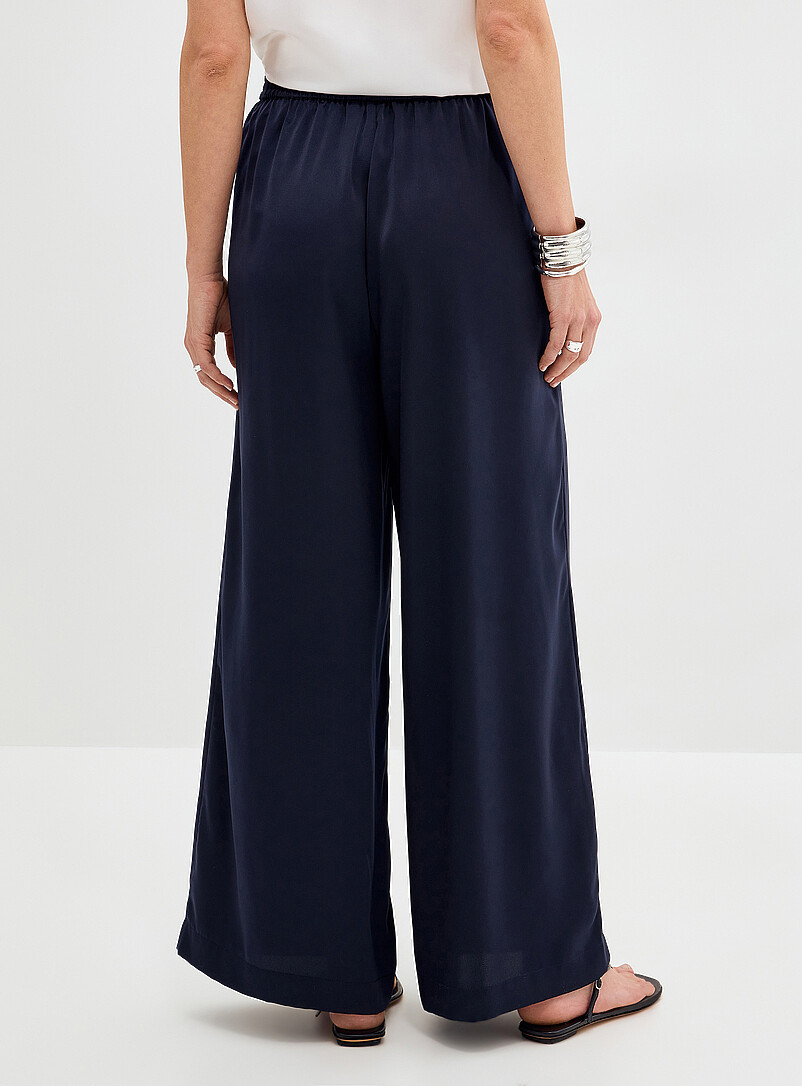 Contemporaine: Le pantalon satin&eacute; taille &eacute;lastique <b>Coupe : jambe large, taille haute</b> Bleu marine - Bleu nuit pour femme