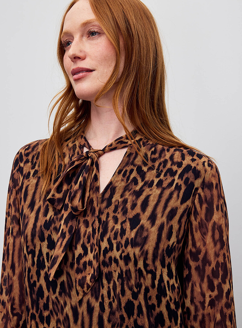 Contemporaine: La robe chiffon l&eacute;opard col lavalli&egrave;re Brun clair pour femme