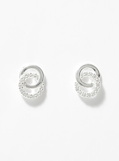 Les petites boucles d'oreilles anneaux entrelac&eacute;s