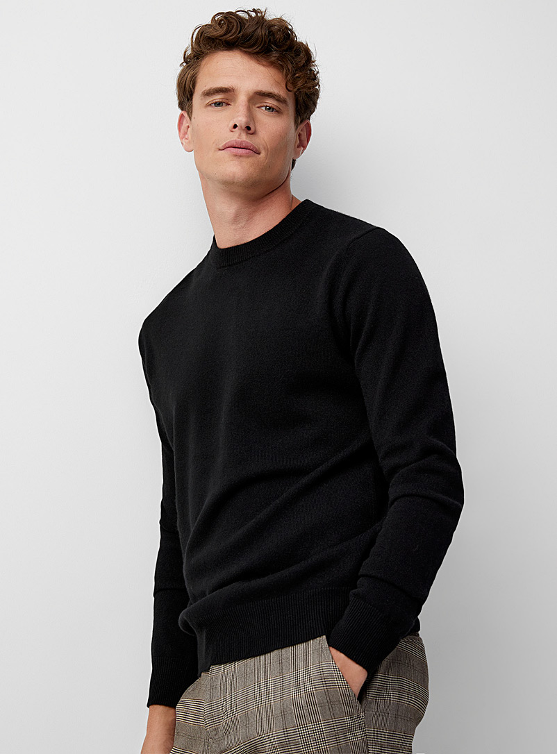 https://imagescdn.simons.ca/images/12752-215431-1-A1_2/pure-cashmere-crew-neck-sweater.jpg?__=14
