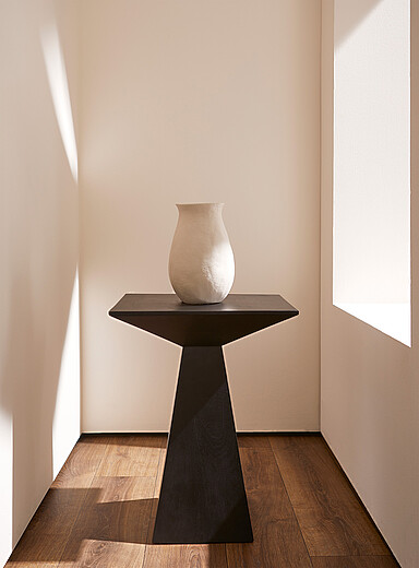 La table d'appoint moderne aux formes angulaires