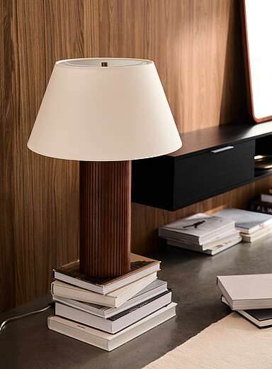 La lampe de table noyer rainur&eacute;