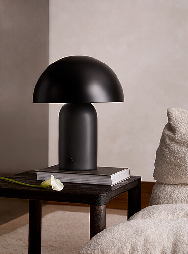 Table lamp with black ceramic base