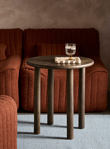 La table d'appoint ronde fini noyer sabl&eacute;