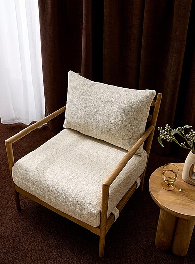 Le fauteuil fr&ecirc;ne coussins faux uni