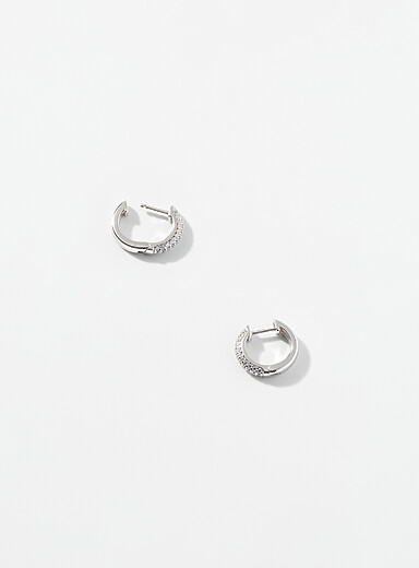 Les petits anneaux argent zircons scintillants
