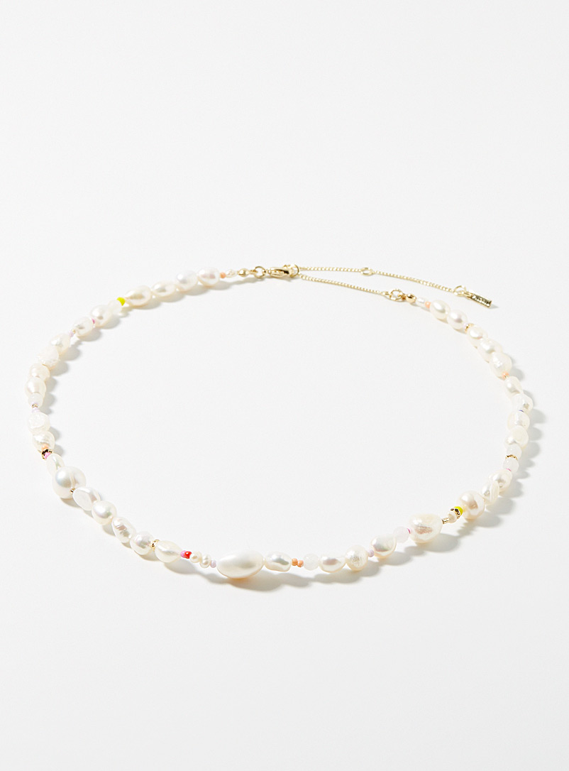 Pilgrim: Le collier de perles accents pastel Blanc à motifs pour femme