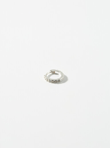 La boucle d'oreille anneau scintillant