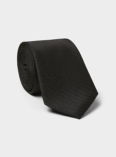 Dotwork chevron tie