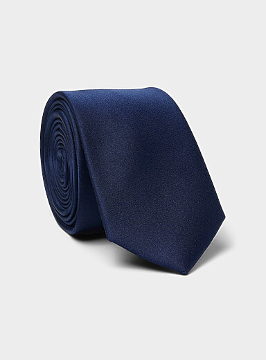 Solid satiny skinny tie
