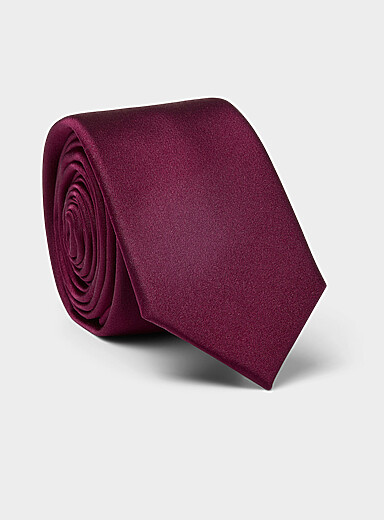 Solid satiny skinny tie