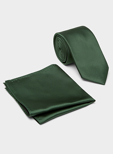 Solid tie and pocket square set