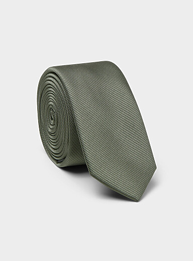 Finely ribbed tie