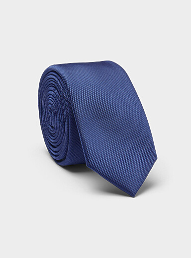 Finely ribbed tie