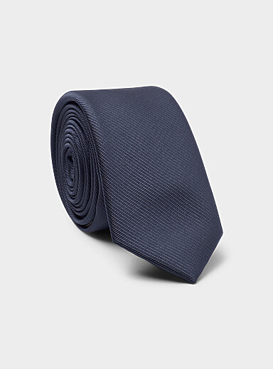 Finely ribbed tie