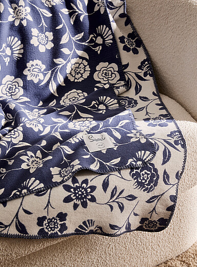 Simons Maison: Le jet&eacute; fleurs &eacute;panouies 130 x 170 cm Bleu &agrave; motifs