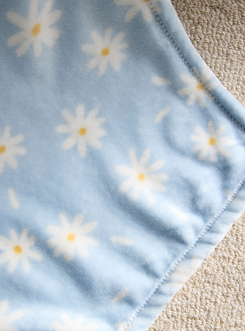 Simons Maison: Le jet&eacute; douce peluche petites marguerites 130 x 180 cm Bleu &agrave; motifs